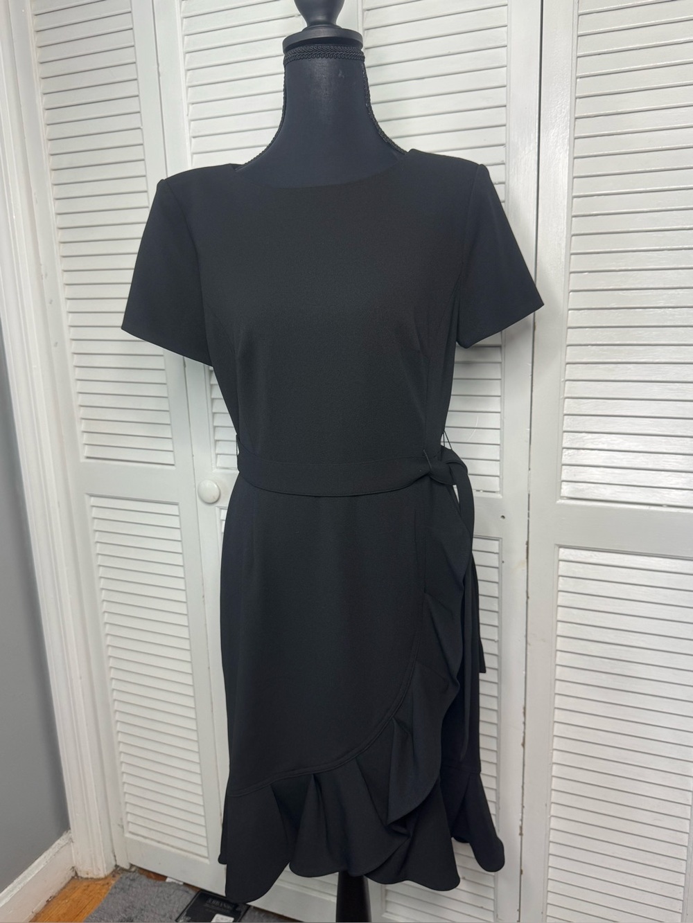 Calvin Klein Women Midi Black Ruffled Hem Self Tie Belt Size 6 Short Sleeve